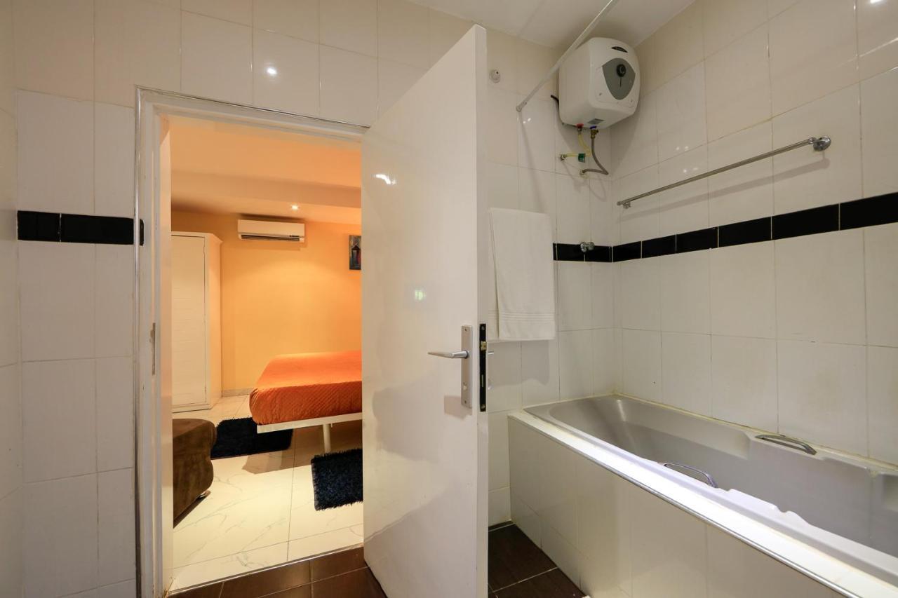 Roses Guest House คูมาซี ภายนอก รูปภาพ
