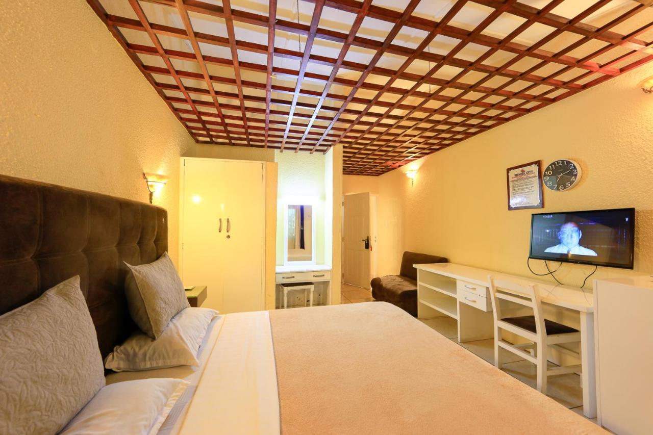 Roses Guest House คูมาซี ภายนอก รูปภาพ